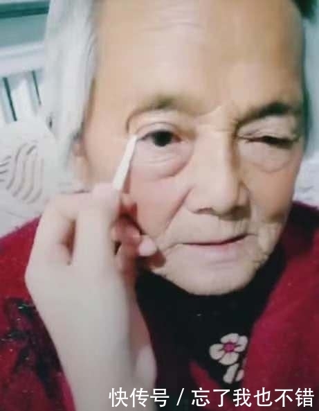 化妆|孙女帮80岁奶奶化妆圆梦,粘上双眼皮贴后,一双眼睛拯救一张脸