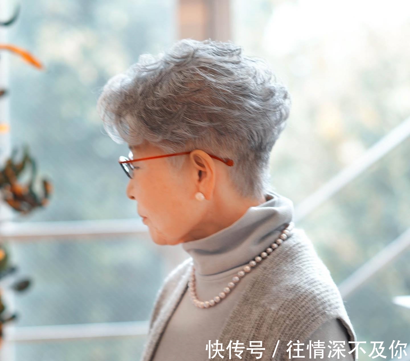 烫发 以前每年都要烫染,退休后不想染发了,什么发型精干好看显年轻?