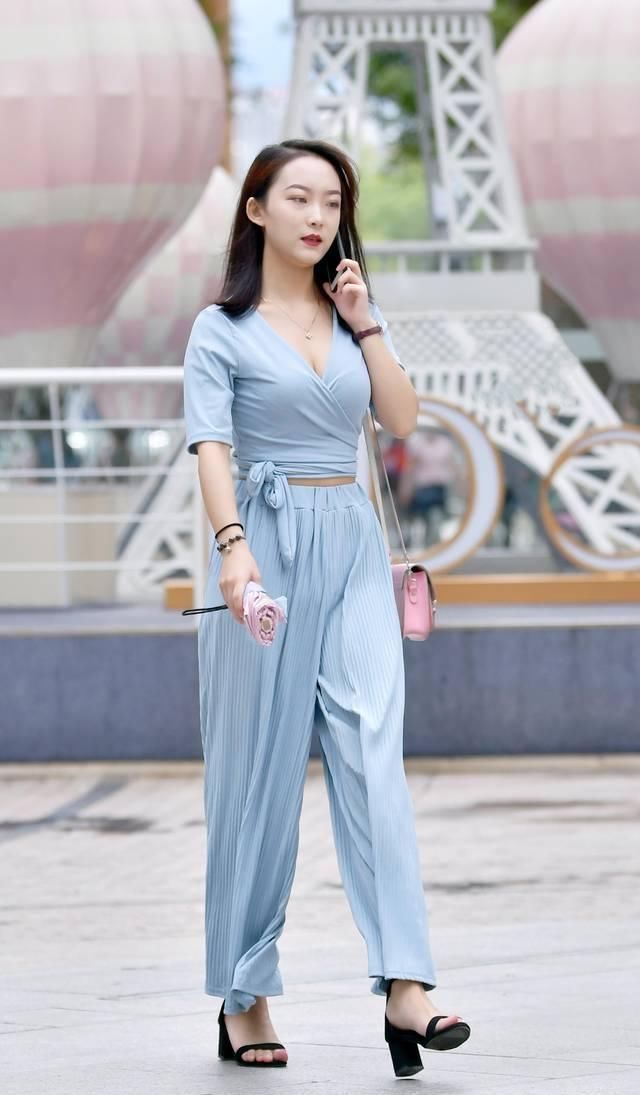 秀气|街拍小姐姐一身浅绿色套装搭配黑色高跟凉鞋,透漏着温婉秀气