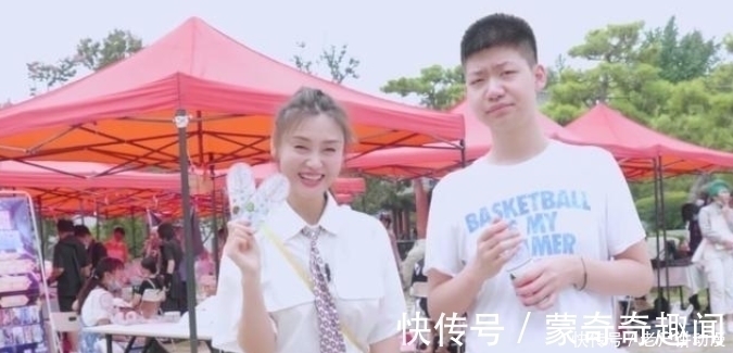 JK|45岁母亲穿JK制服陪儿子逛漫展,拍视频大跳书记舞,评论一众清奇