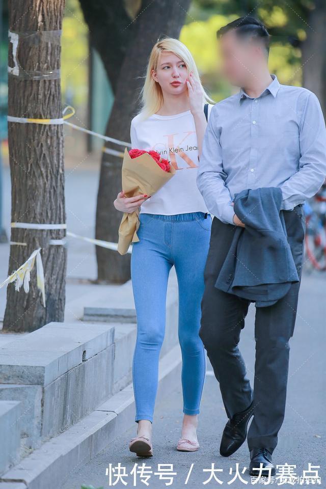 长裤|白短袖搭配蓝色长裤,身材高挑的女生,穿起来很好看