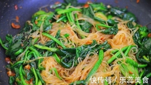 给菠菜粉丝来个“热”拌，酱香浓郁超好吃，一筷子下去就停不下来