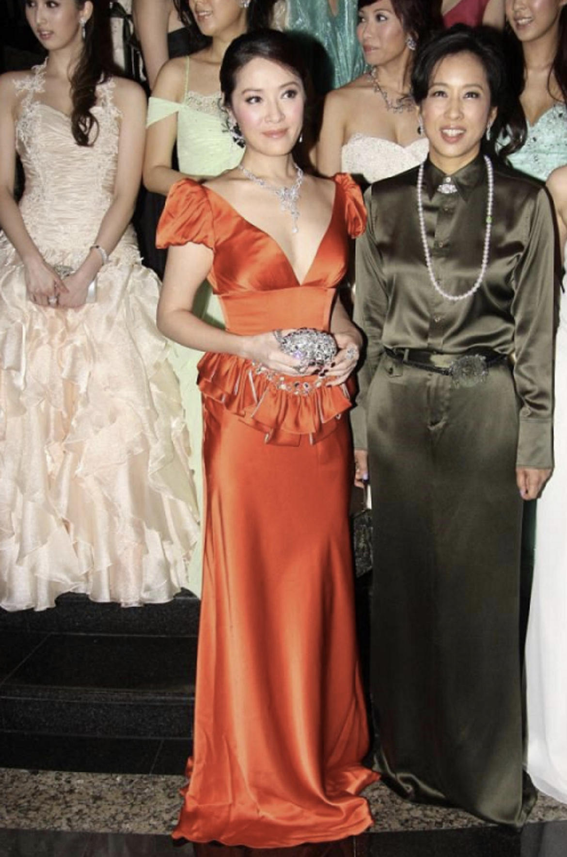 湖水蓝|朱玲玲的穿搭法则,大波浪卷发搭配无袖蕾丝裙亮相,62岁依然漂亮