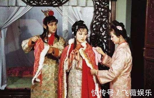 宝钗&林黛玉姑苏归来,给众人分礼物,为何被府中人称为是“势利眼”?