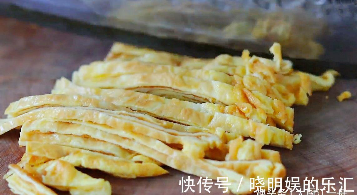 鸡蛋饼|洋葱又出新吃法啦，好看好吃又解馋，炎热的夏季吃正合适
