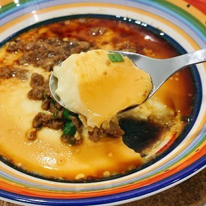 奶奶炖豆腐，加了四个鸡蛋用筷子一搅，出锅后孩子老公吵着要吃