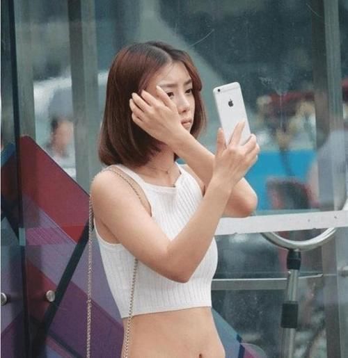 潮流范 白色背心搭配黑色运动裤，魅力十足，青春有活力