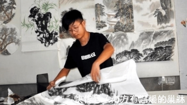 四条屏@90后男子白天打工,晚上熬夜画“国画”,拒绝富商高价收购