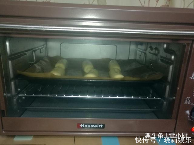 现在无需去面包店,在家轻松7步做出最好吃的葱油火腿包!