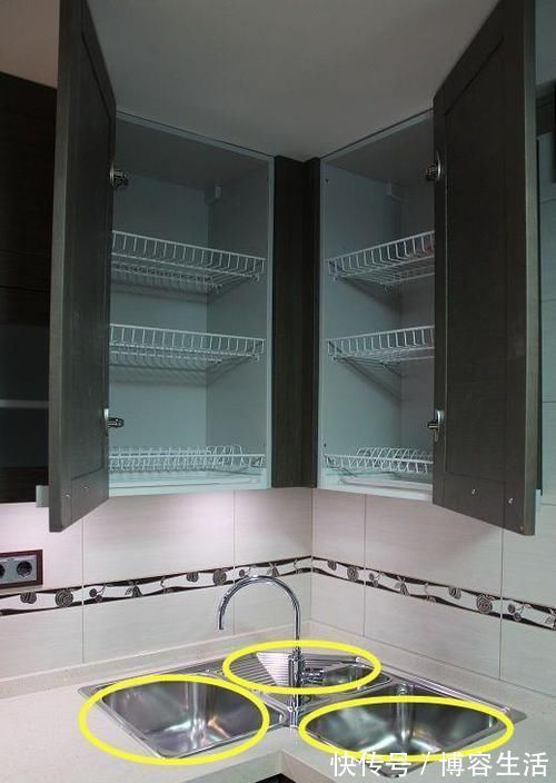 双槽|同样都是小厨房,他家把水槽挪到橱柜拐角处,见缝插针放下3个槽