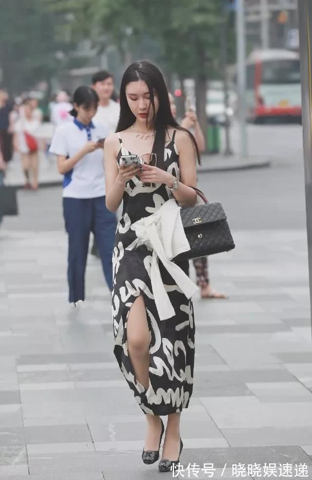 小姐姐|街拍：小姐姐身穿酒红色的上衣，带着一种成熟的气息，十分的完美
