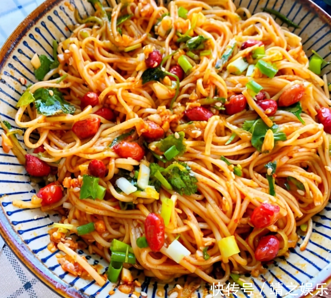 酱香浓郁凉拌面,做法简单,一家人抢着吃,贼美味,营养丰富