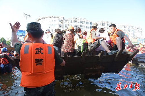 长江日报|新乡救援，铲车和大卡车派上了大用场