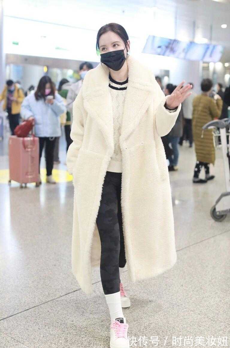 羊羔绒 40岁张萌真赶时髦,穿羊羔绒外套配瑜伽裤,比小姑娘还洋气