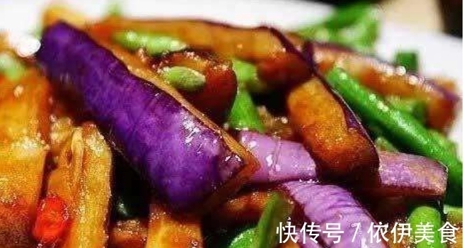 炒茄子先放油是不对的!饭店大厨:茄子不油腻不发黑,有诀窍