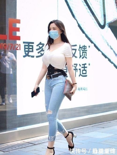 上衣 微胖必穿搭之一,修身上衣与紧身牛仔裤相搭配