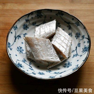带鱼|在家不知道吃什么，吃超好吃的肉沫蒸带鱼就对了