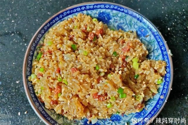 1碗糯米,4个鸡蛋,教您做冷天营养早餐,简单一卷,比烧麦好吃