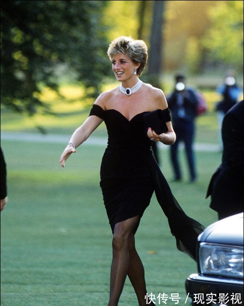 优雅|戴对胸针的卡米拉好美,一枚简约的祖母绿胸针,映衬的她优雅大气