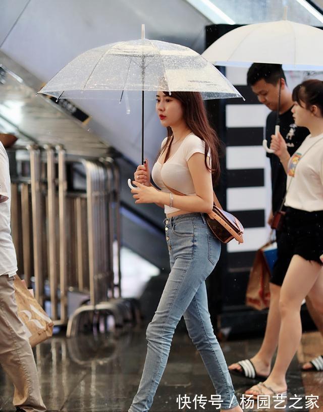 优雅|美女脚上踩着一双尖头的高跟鞋,优雅之中又带着温柔的气息