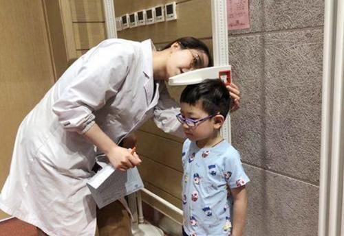 |沙雕动画!搞笑:为了证明放屁会着火,我把老爸的屁股烧着了