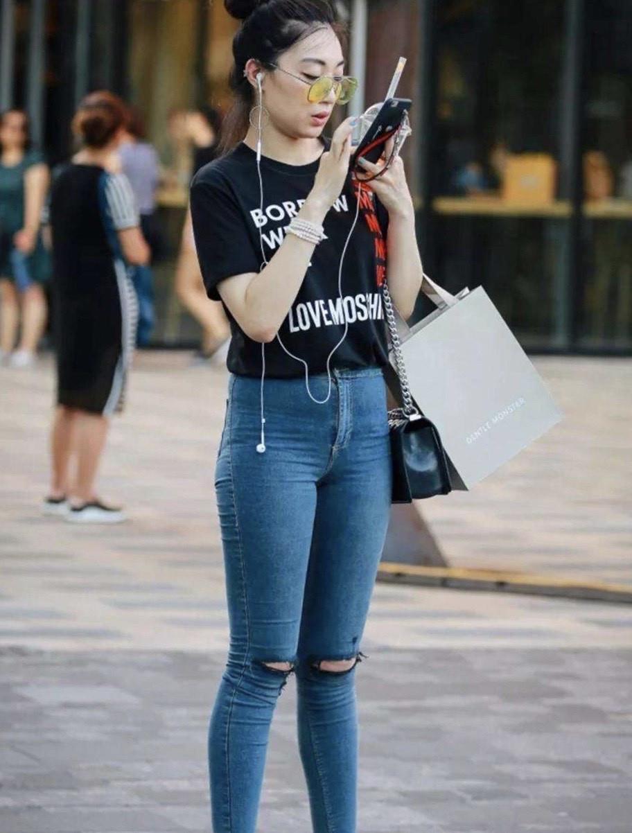 经典版型牛仔裤,简洁美丽而精致,穿起来曲线感十足