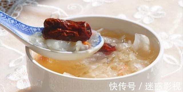 天冷多喝银耳汤，炖银耳汤要想黏稠出胶多，就得记住2个窍门