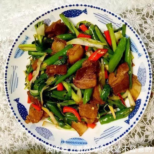 简单家常菜清蒸鲈鱼，青笋炒木耳，鸭肉炒腐竹，小炒肉的做法