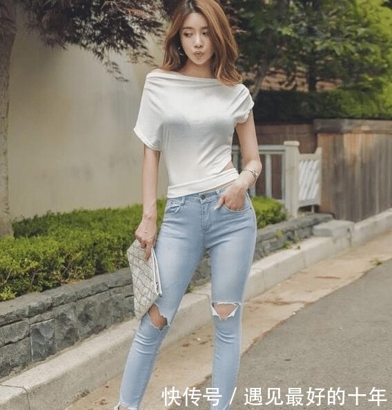紧身牛仔裤，勾勒出玲珑曲线，很招人喜欢！