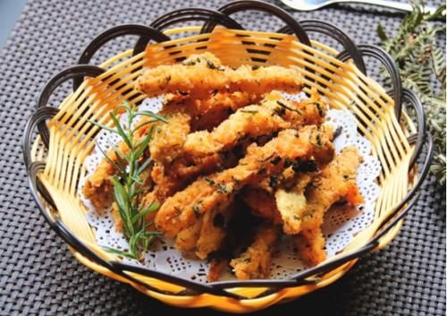  每天精选不同菜肴给大家，摆放好辣子鸡丁，生活需要的是一日三餐吃好