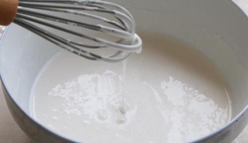 保鲜膜|夏天就馋糯米粉这做法,一蒸一卷就搞定,香甜软糯,吃1次忘不了