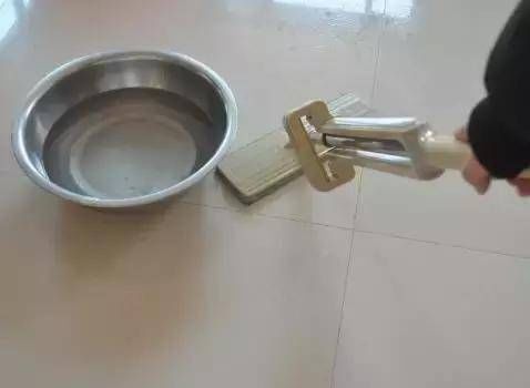 清水拖地等于白拖,水里加点“它”,地板干净不沾灰,一看就能学会