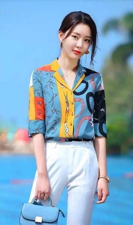 鱼尾裙 衬衫搭配技巧，搭绿色鱼尾裙高雅知性，优雅而靓丽