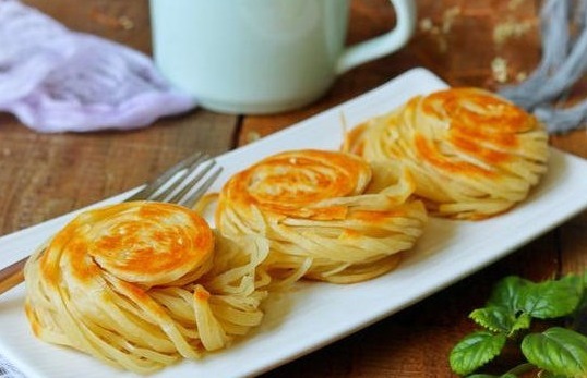 一碗面粉,2个鸡蛋,不用烤箱,一个电饭锅就可以做出美味的面包