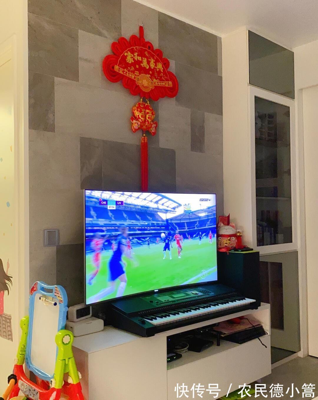 拖床|香港夫妇54㎡蜗居生活,沙发离电视不足一米,却温馨得令人羡慕
