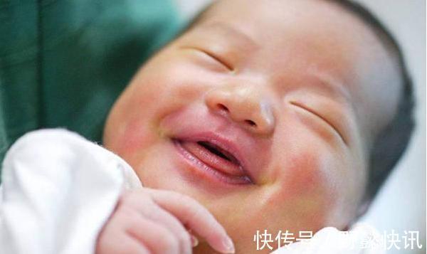 妈妈|刚出生的宝宝正对着妈妈咧嘴笑,护士却反手一巴掌,宝妈反而道谢