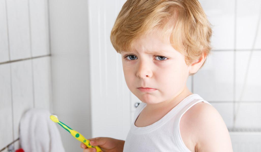 牙刷|让小孩子刷牙很困难?习惯敏感期在家用4个方法让娃爱上刷牙