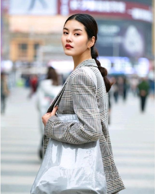 街拍:惠质兰心的小姐姐,一身潮流时尚的穿搭,尽显优雅的女神范