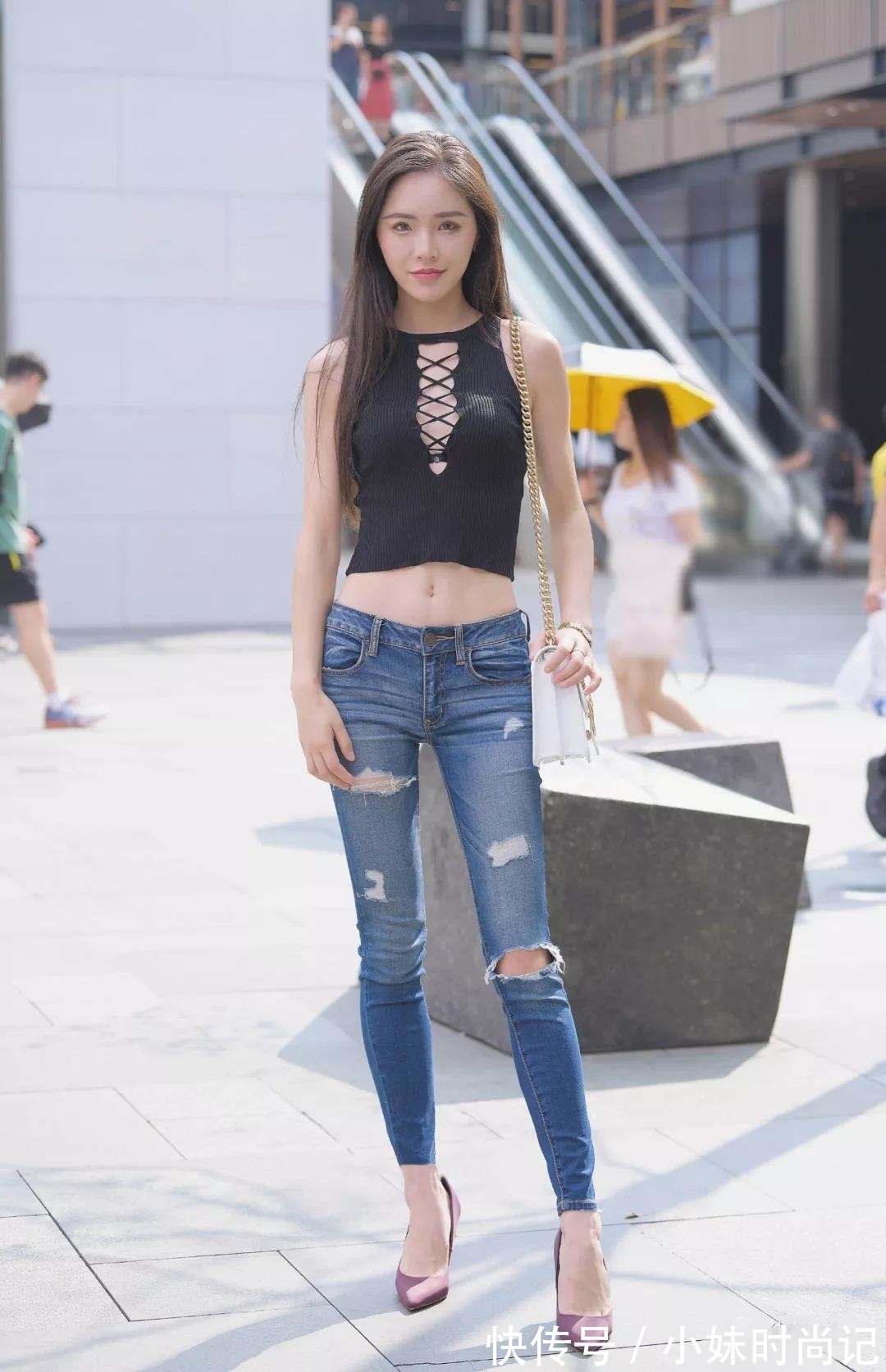 路人|街拍路人,青春亮丽的气质穿搭,让你成为路人的焦点