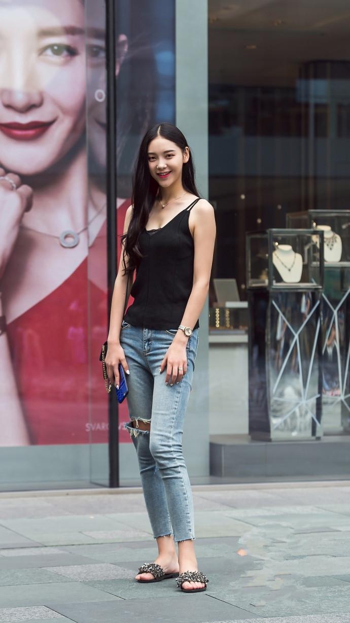 街拍：白皙优雅大方的小姐姐，穿着清爽的衣装，看着清新甜美