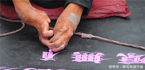 残疾|残疾男子街头写字卖艺，因太美被方正字库高价收录，一跃成书法家
