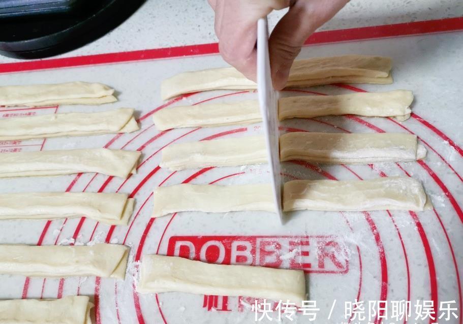 无铝泡打粉|炸油条用放酵母吗？教你正确的做法，出锅金黄酥脆，放凉了也不硬