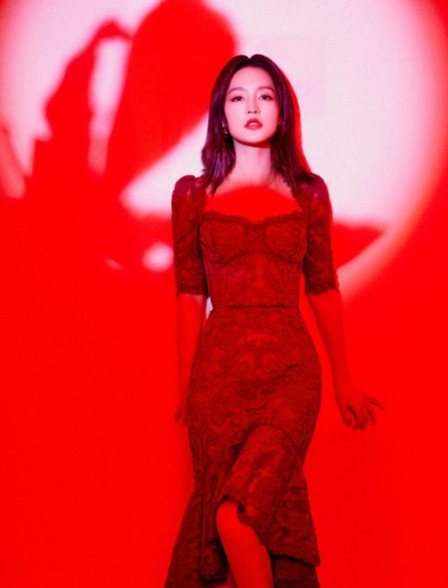 李沁新年造型曝光大胆挑战红蕾丝鱼尾裙尽显女性魅力