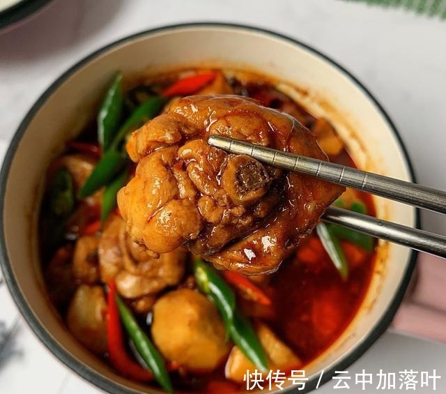 芋头搭配鸡肉这样做,芋头绵软,鸡肉细嫩入味,太解馋了!
