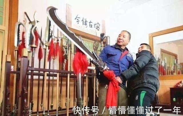 青龙偃月刀@尴尬:关公“青龙偃月刀”重出江湖,却无人能够单手举起!