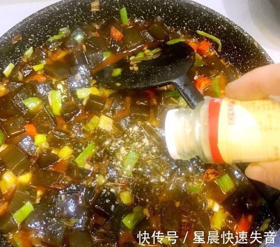 炒凉粉|天热适合吃凉粉，Q弹又爽口，辣辣的太好吃！