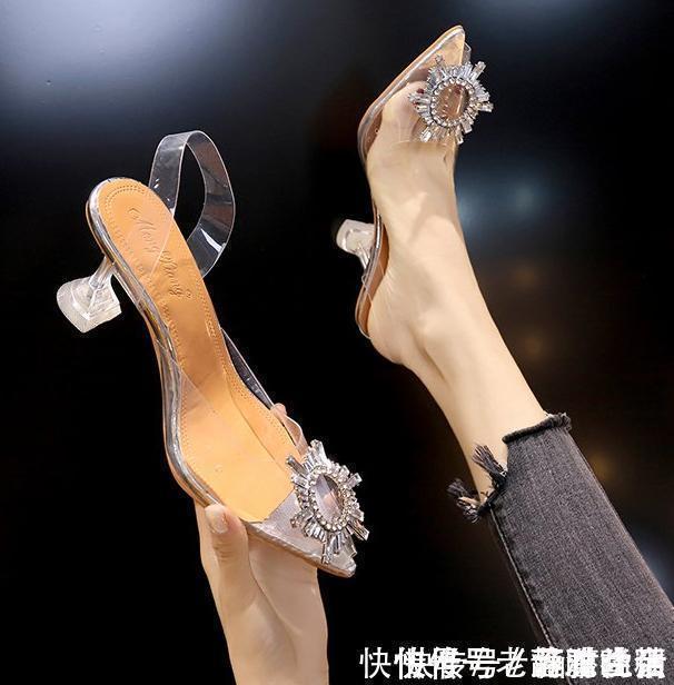 鞋身|盛夏已至,透明高跟鞋登场,透明鞋身拉长腿部线条,更显女性魅力