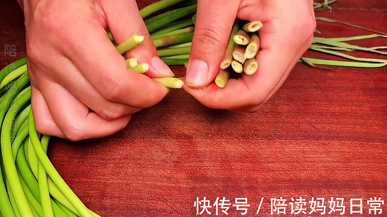 炒蒜苔时切记不要直接下锅炒,多加2步脆嫩入味营养又下饭 ,超赞