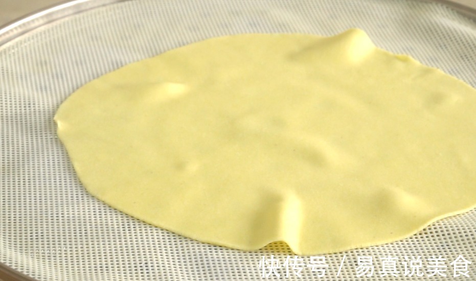开水烙玉米饼，最拿手的面食，一次做一打，又薄又软不放油