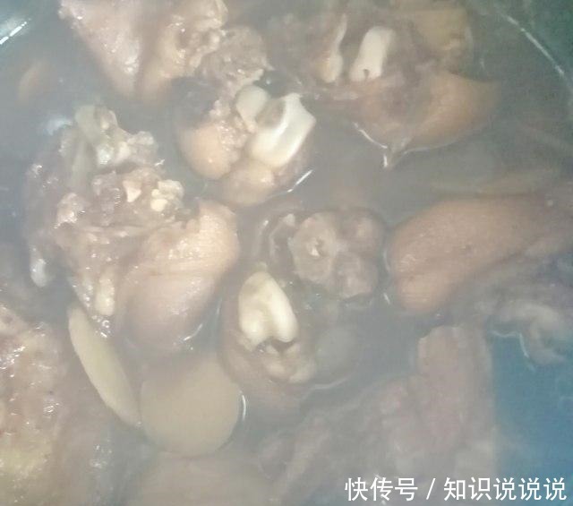  炖猪蹄，满满的胶原蛋白